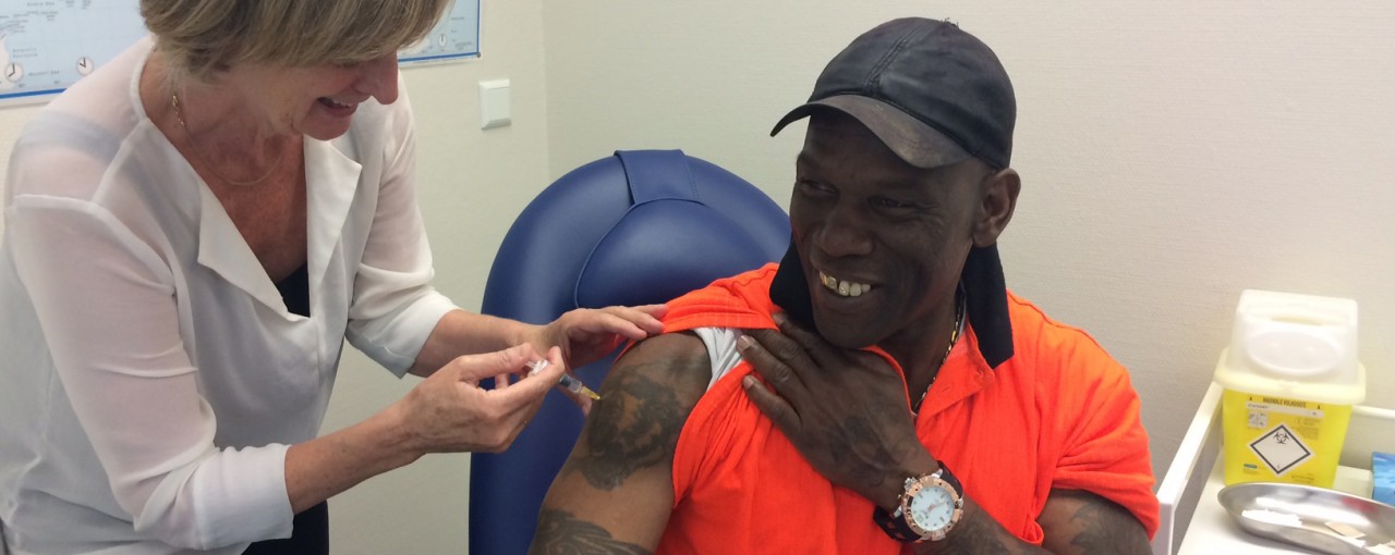 zorgverlener die een cliënt een injectie geeft